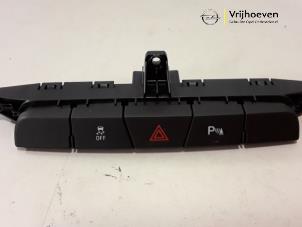 Gebruikte Paniekverlichtings Schakelaar Opel Insignia 1.4 Turbo 16V Ecotec Prijs € 15,00 Margeregeling aangeboden door Autodemontage Vrijhoeven B.V.