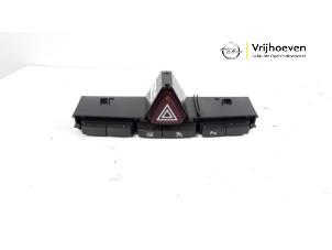 Gebruikte Alarmlicht Schakelaar Opel Corsa D 1.2 16V Prijs € 10,00 Margeregeling aangeboden door Autodemontage Vrijhoeven B.V.