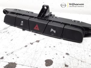 Gebruikte Paniekverlichtings Schakelaar Opel Insignia 1.6 CDTI 16V Prijs € 15,00 Margeregeling aangeboden door Autodemontage Vrijhoeven B.V.