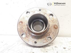 Gebruikte Wielnaaf achter Opel Corsa E 1.4 16V Prijs € 25,00 Margeregeling aangeboden door Autodemontage Vrijhoeven B.V.