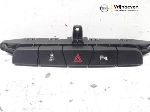 Gebruikte Paniekverlichtings Schakelaar Opel Insignia 2.0 CDTI 16V 140 ecoFLEX Prijs € 15,00 Margeregeling aangeboden door Autodemontage Vrijhoeven B.V.