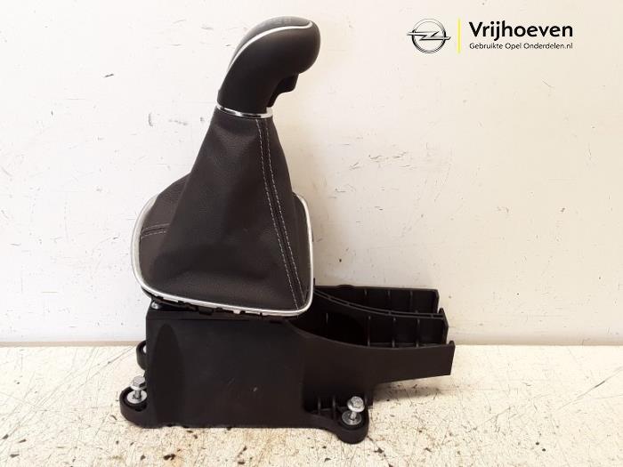 Versnellingspook van een Opel Astra K 1.0 SIDI Turbo 12V 2019