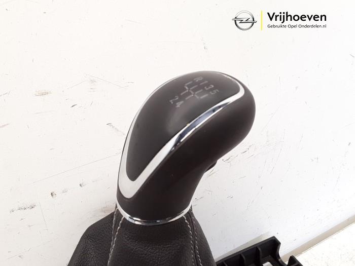 Versnellingspook van een Opel Astra K 1.0 SIDI Turbo 12V 2019