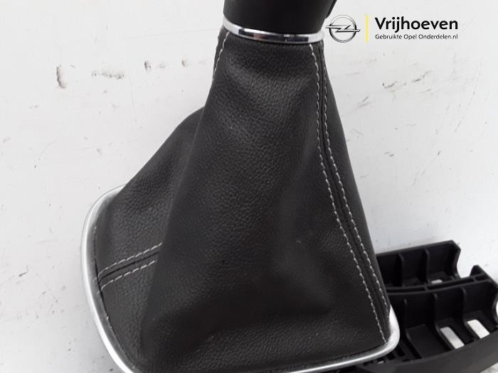 Versnellingspook van een Opel Astra K 1.0 SIDI Turbo 12V 2019