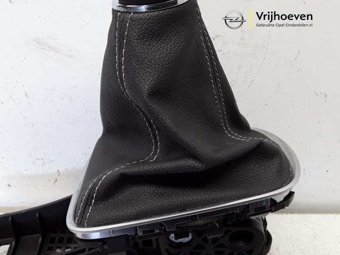 Versnellingspook van een Opel Astra K 1.0 SIDI Turbo 12V 2019