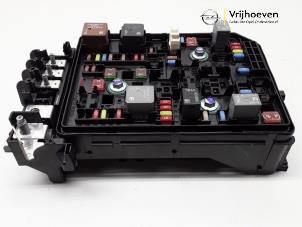 Gebruikte Zekeringkast Opel Astra K 1.0 SIDI Turbo 12V Prijs € 150,00 Margeregeling aangeboden door Autodemontage Vrijhoeven B.V.