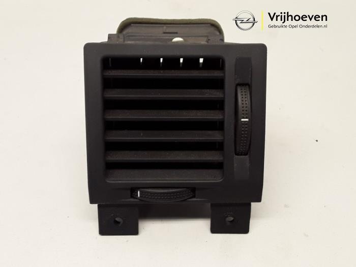 Luchtrooster Dashboard van een Opel Vectra C 2.2 16V 2002