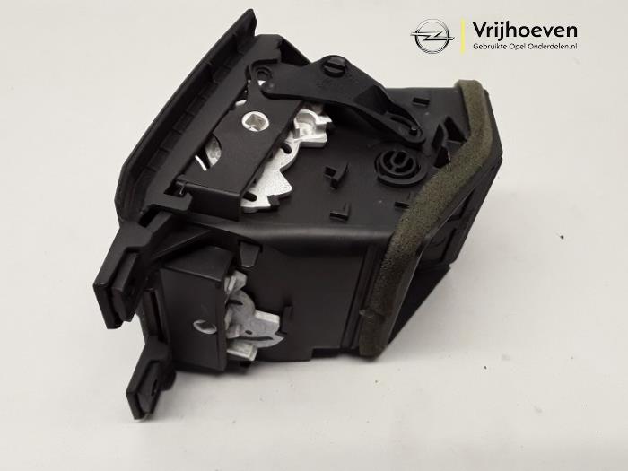 Luchtrooster Dashboard van een Opel Vectra C 2.2 16V 2002