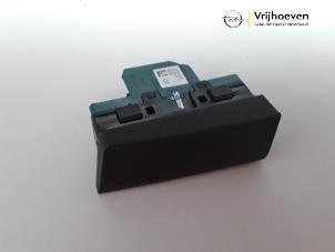 Gebruikte Dashboard deel Opel Insignia 1.6 16V Ecotec Prijs € 10,00 Margeregeling aangeboden door Autodemontage Vrijhoeven B.V.