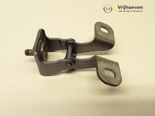 Gebruikte Scharnier Achterklep Opel Crossland X/Crossland 1.2 12V Prijs € 10,00 Margeregeling aangeboden door Autodemontage Vrijhoeven B.V.