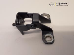 Gebruikte Scharnier Achterklep Opel Crossland X/Crossland 1.2 12V Prijs € 10,00 Margeregeling aangeboden door Autodemontage Vrijhoeven B.V.