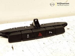 Gebruikte Paniekverlichtings Schakelaar Opel Insignia 2.0 CDTI 16V 120 ecoFLEX Prijs € 15,00 Margeregeling aangeboden door Autodemontage Vrijhoeven B.V.