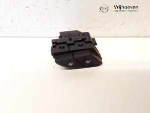 Gebruikte Centrale deurvergrendeling Schakelaar Opel Insignia Sports Tourer 1.5 Turbo 16V 140 Prijs € 10,00 Margeregeling aangeboden door Autodemontage Vrijhoeven B.V.