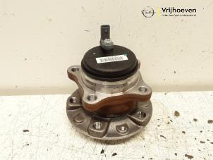 Używane Tylna piasta kola Opel Grandland (X) 1.2 Turbo 12V Cena € 40,00 Procedura marży oferowane przez Autodemontage Vrijhoeven B.V.