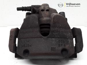 Begagnade Främre bromsok, höger Opel Corsa E 1.3 CDTi 16V ecoFLEX Pris € 40,00 Marginaltabell erbjuds av Autodemontage Vrijhoeven B.V.