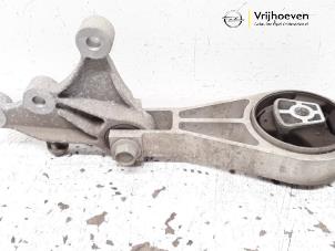 Używane Wspornik silnika Opel Karl 1.0 12V Cena € 15,00 Procedura marży oferowane przez Autodemontage Vrijhoeven B.V.