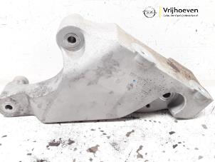 Używane Wspornik silnika Opel Karl 1.0 12V Cena € 30,00 Procedura marży oferowane przez Autodemontage Vrijhoeven B.V.
