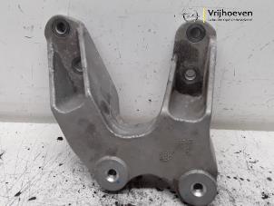 Używane Wspornik silnika Opel Karl 1.0 12V Cena € 20,00 Procedura marży oferowane przez Autodemontage Vrijhoeven B.V.