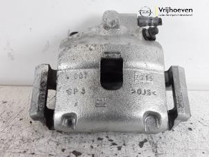 Gebruikte Remklauw (Tang) links-voor Opel Corsa E 1.4 16V Prijs € 35,00 Margeregeling aangeboden door Autodemontage Vrijhoeven B.V.