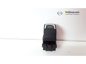 Begagnade Brytare, parkeringsbroms Opel Insignia Grand Sport 2.0 CDTI 16V Pris € 15,00 Marginaltabell erbjuds av Autodemontage Vrijhoeven B.V.