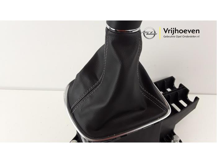 Versnellingspook van een Opel Astra K 1.0 Turbo 12V 2017