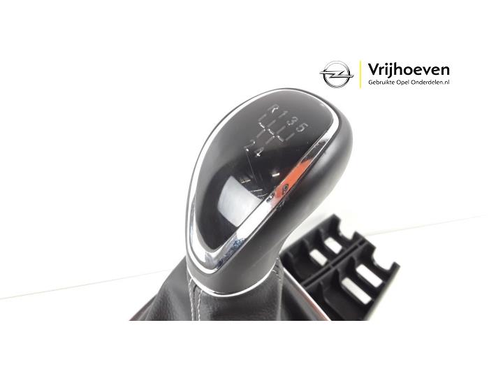 Versnellingspook van een Opel Astra K 1.0 Turbo 12V 2017
