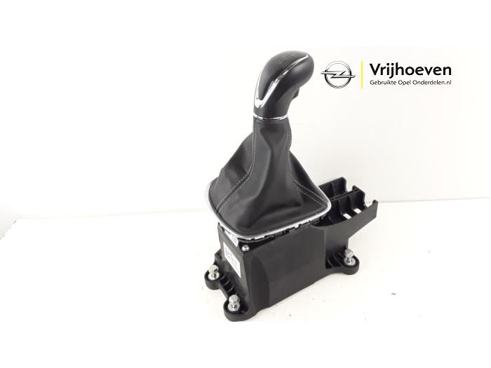 Versnellingspook van een Opel Astra K 1.0 Turbo 12V 2017