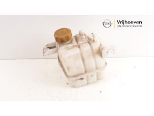 Gebruikte Koelvloeistof Reservoir Opel Antara 2.2 CDTI 16V 4x2 Prijs € 25,00 Margeregeling aangeboden door Autodemontage Vrijhoeven B.V.