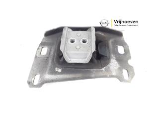 Gebruikte Versnellingsbak Steun Opel Grandland (X) 1.6 CDTi 120 Prijs € 20,00 Margeregeling aangeboden door Autodemontage Vrijhoeven B.V.