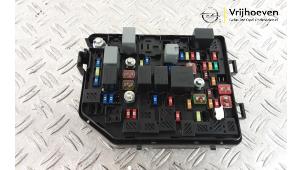 Gebruikte Zekeringkast Opel Karl 1.0 12V Prijs € 90,00 Margeregeling aangeboden door Autodemontage Vrijhoeven B.V.