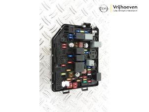 Gebruikte Zekeringkast Opel Karl 1.0 12V Prijs € 90,00 Margeregeling aangeboden door Autodemontage Vrijhoeven B.V.