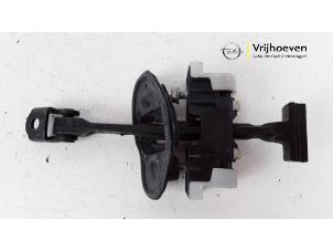 Gebruikte Deurvanger 4Deurs links-achter Opel Insignia Sports Tourer 2.0 CDTI 16V 160 Ecotec Prijs € 25,00 Margeregeling aangeboden door Autodemontage Vrijhoeven B.V.