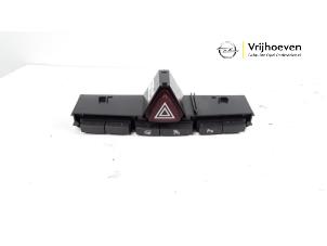 Gebruikte Alarmlicht Schakelaar Opel Corsa D 1.4 16V Twinport Prijs € 10,00 Margeregeling aangeboden door Autodemontage Vrijhoeven B.V.