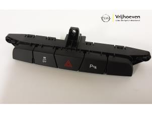 Gebruikte Paniekverlichtings Schakelaar Opel Insignia 1.4 Turbo 16V Ecotec Prijs € 15,00 Margeregeling aangeboden door Autodemontage Vrijhoeven B.V.