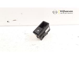 Begagnade Brytare, eldrivna fönster Opel Astra H (L48) 1.8 16V Pris € 10,00 Marginaltabell erbjuds av Autodemontage Vrijhoeven B.V.