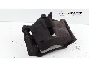 Używane Zacisk hamulcowy lewy przód Opel Agila (A) 1.0 12V Twin Port Cena € 25,00 Procedura marży oferowane przez Autodemontage Vrijhoeven B.V.