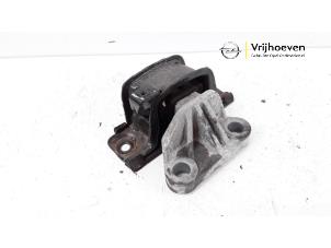 Używane Wspornik silnika Opel Adam 1.2 16V Cena € 20,00 Procedura marży oferowane przez Autodemontage Vrijhoeven B.V.