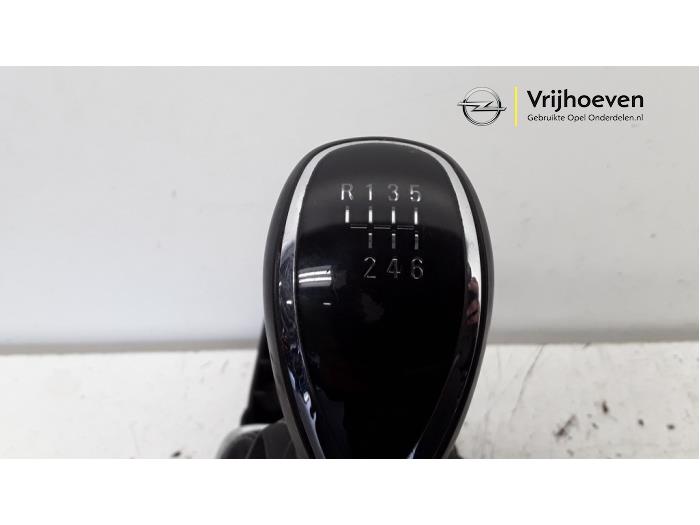 Versnellingspook van een Opel Astra K 1.6 CDTI 110 16V 2016