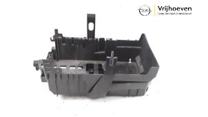 Gebruikte Accubak Opel Astra J (PC6/PD6/PE6/PF6) 1.6 Turbo 16V Prijs € 25,00 Margeregeling aangeboden door Autodemontage Vrijhoeven B.V.