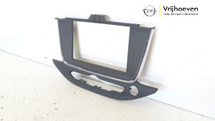 Gebruikte Radio omlijsting Opel Astra K 1.5 CDTi 105 12V Prijs € 25,00 Margeregeling aangeboden door Autodemontage Vrijhoeven B.V.