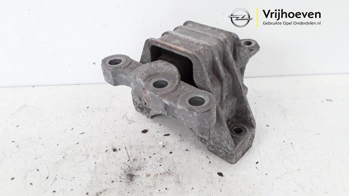 Motorsteun van een Opel Vectra C GTS 2.2 DIG 16V 2005