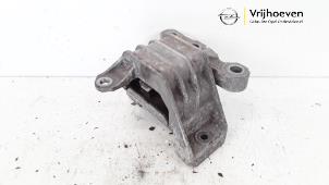Gebruikte Motorsteun Opel Vectra C GTS 2.2 DIG 16V Prijs € 20,00 Margeregeling aangeboden door Autodemontage Vrijhoeven B.V.