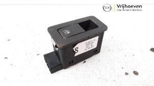 Gebruikte Elektrisch Raam Schakelaar Opel Omega B (25/26/27) 2.2 16V Prijs € 10,00 Margeregeling aangeboden door Autodemontage Vrijhoeven B.V.