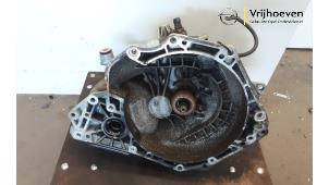 Gebruikte Versnellingsbak Opel Corsa D 1.2 16V Prijs € 250,00 Margeregeling aangeboden door Autodemontage Vrijhoeven B.V.