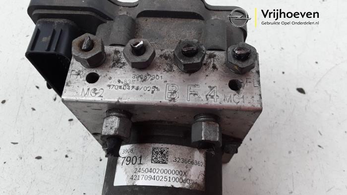 ABS Pomp van een Opel Zafira Tourer (P12) 1.4 Turbo 16V Ecotec 2016