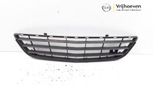Gebruikte Grille Opel Corsa D 1.2 16V Prijs € 25,00 Margeregeling aangeboden door Autodemontage Vrijhoeven B.V.