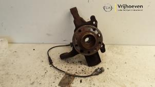 Gebruikte Fusee rechts-voor Opel Astra H Twin Top (L67) 1.8 16V Prijs € 35,00 Margeregeling aangeboden door Autodemontage Vrijhoeven B.V.