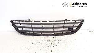Gebruikte Grille Opel Corsa D 1.4 16V Twinport Prijs € 25,00 Margeregeling aangeboden door Autodemontage Vrijhoeven B.V.