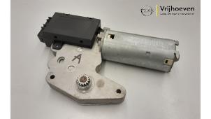 Gebruikte Schuifdak Motor Opel Zafira (F75) 2.0 16V Turbo OPC Prijs € 40,00 Margeregeling aangeboden door Autodemontage Vrijhoeven B.V.