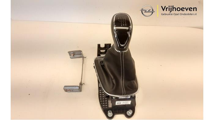 Versnellingspook van een Opel Astra K 1.6 SIDI Eco Turbo 16V 2016